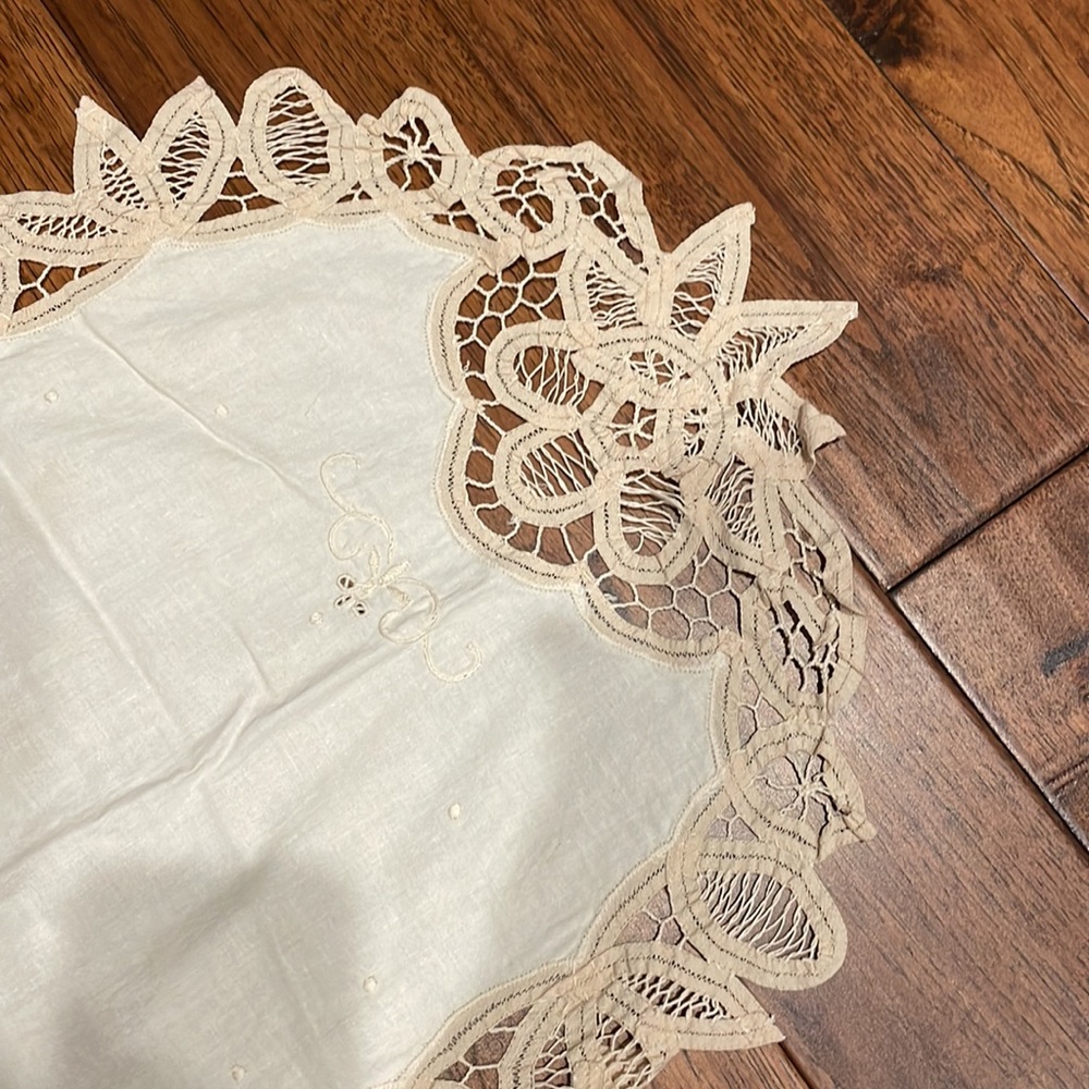 Table runner. - Picture 2 of 2
